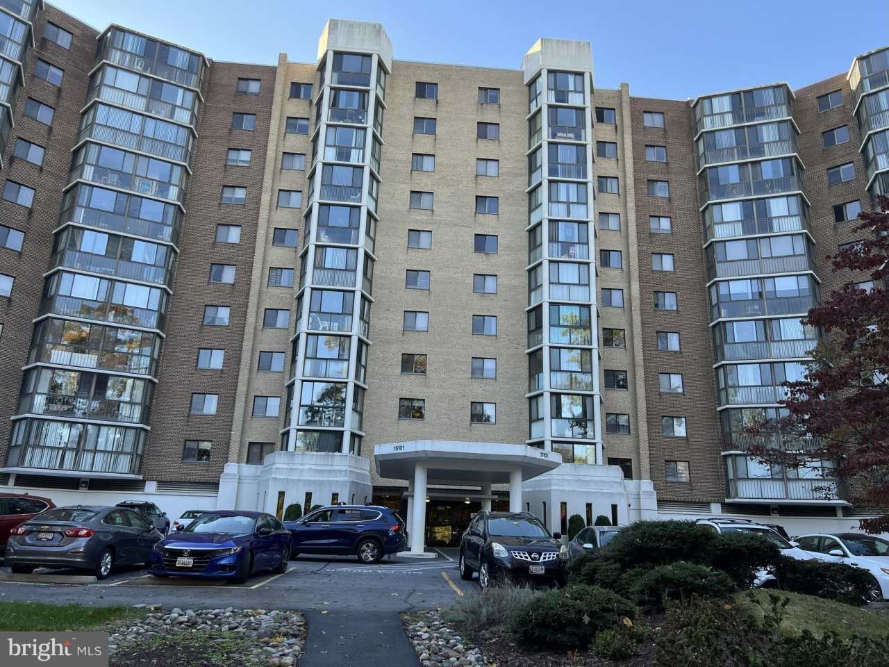 15101 INTERLACHEN Drive unit: 1-819