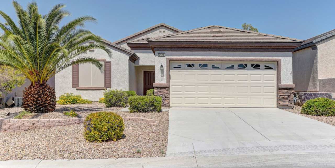 Beautiful open concept 2 Bedroom, 2 bath + den in 55+ community of Solera!