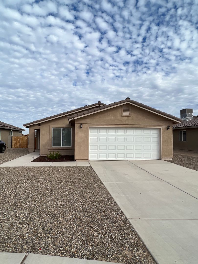 3 BED 2 BATH IN DESERT SANDS!