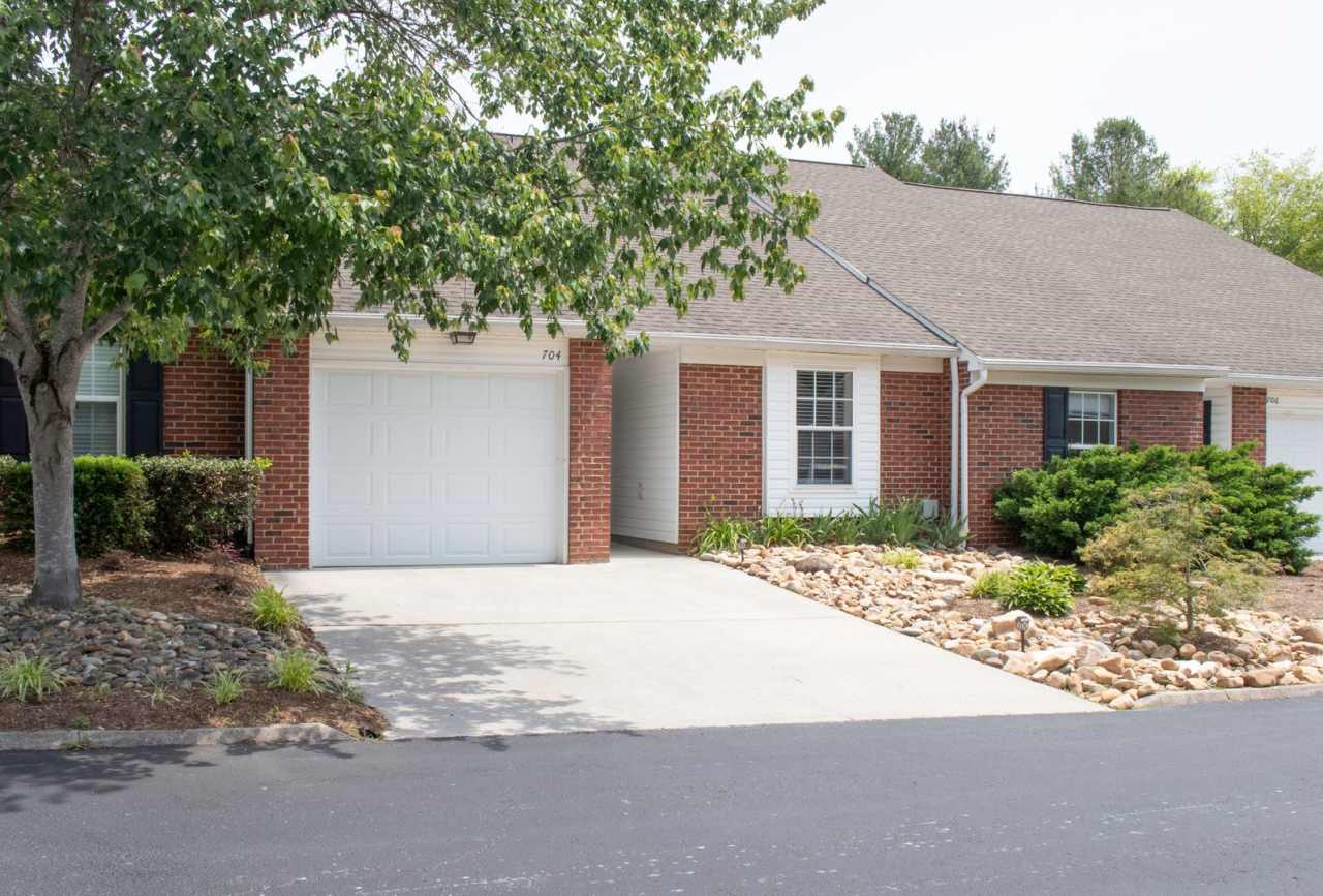 Updated 2BR 2.5BA Home w/ Lake Access • New Countertops • Patio in Farragut