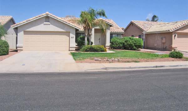 Great 4 bedroom 2 bathroom single level home near freeway and shopping!