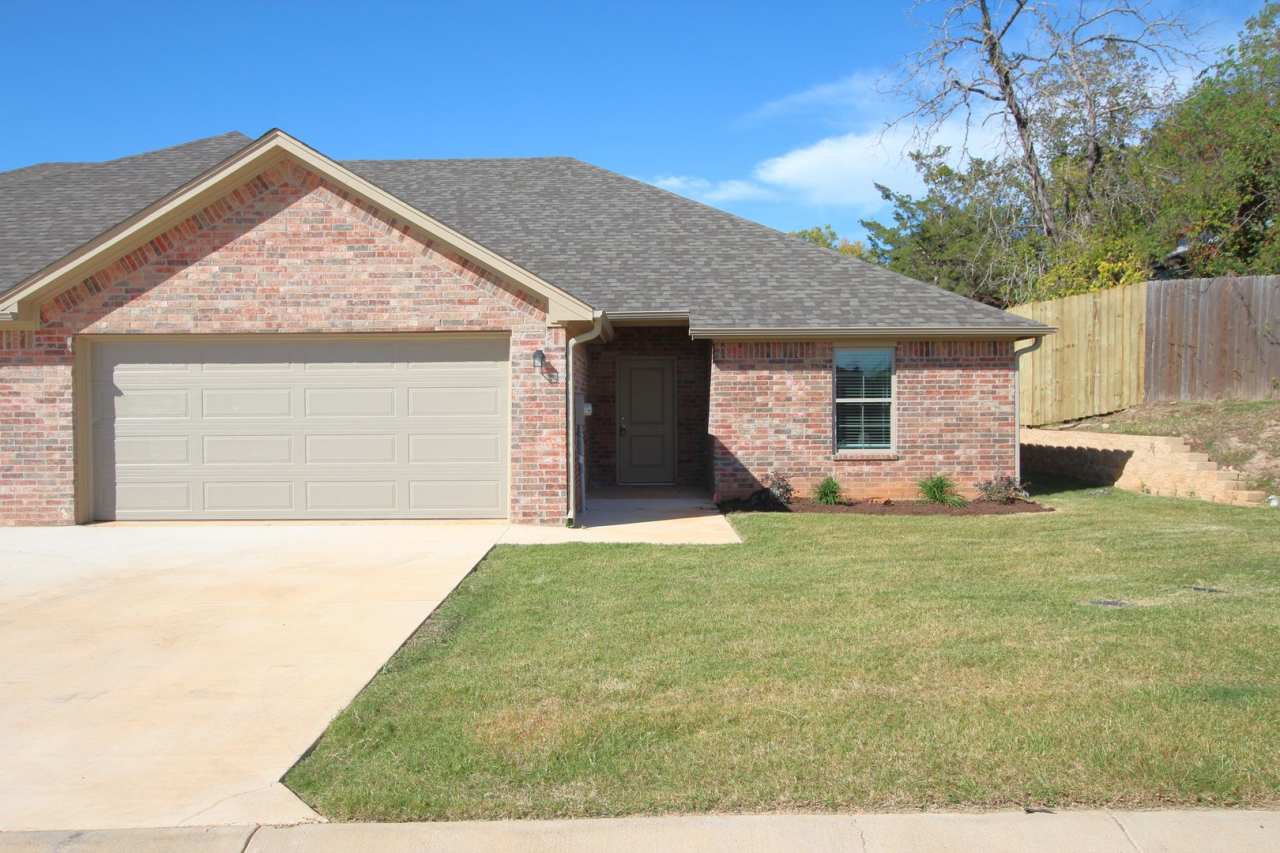 Beautiful 3 Bedroom 2 Bathroom Townhouse in South Tyler! Now offering 1st full month rent free!