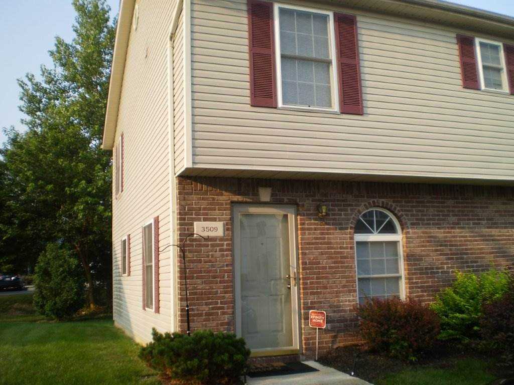 2 bedroom, 2.5 bath townhouse: Oaklawn Park