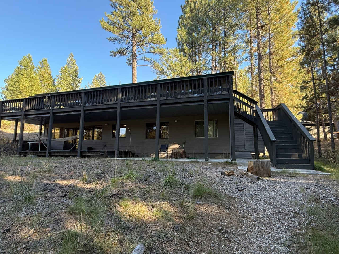 Furnished Riverfront Cabin on the Spring River – 4 Bedrooms, 3 Bathrooms 2,300 sq. ft. | Fully Furnished | All Utilities Included | Riverfront
