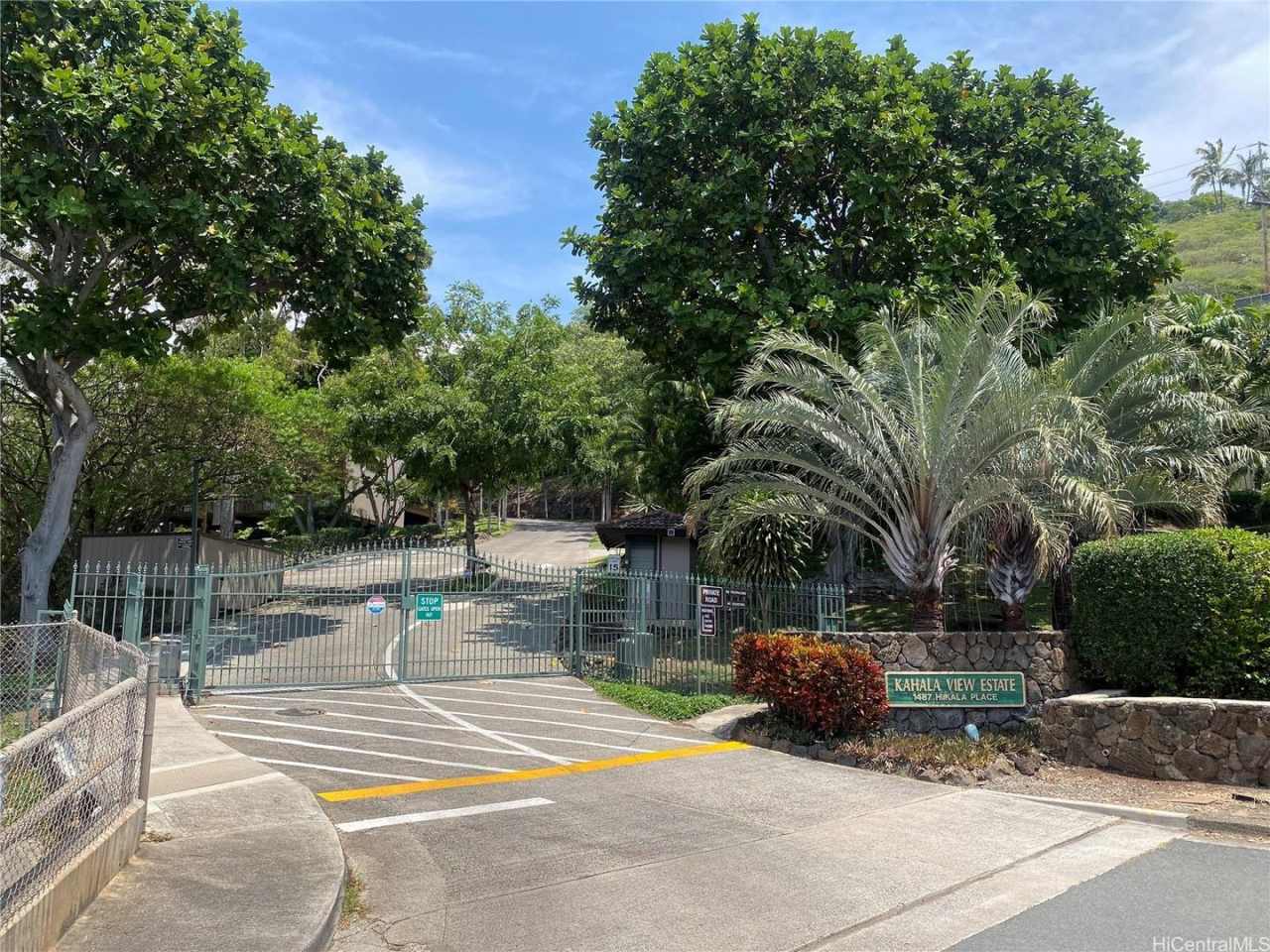 Rarely Available End Unit in Kahala View Estates-Diamond Head View!