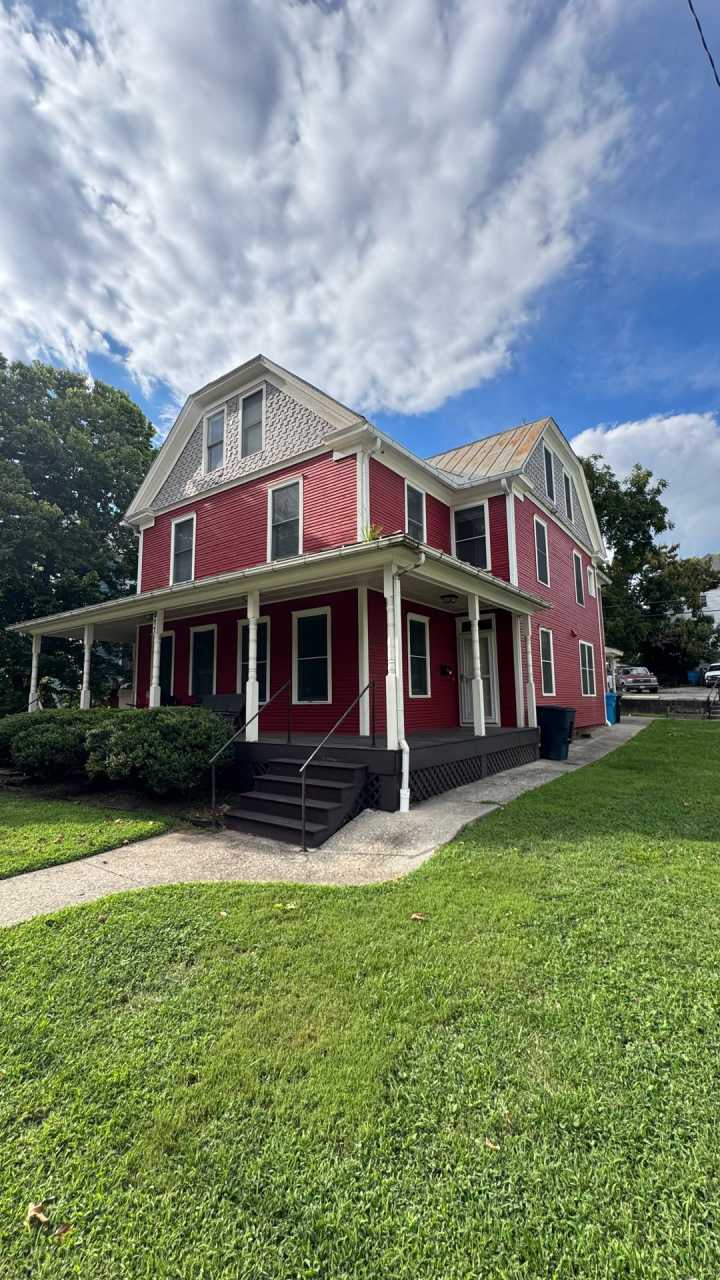 911 Campbell Ave. SW Apt. B