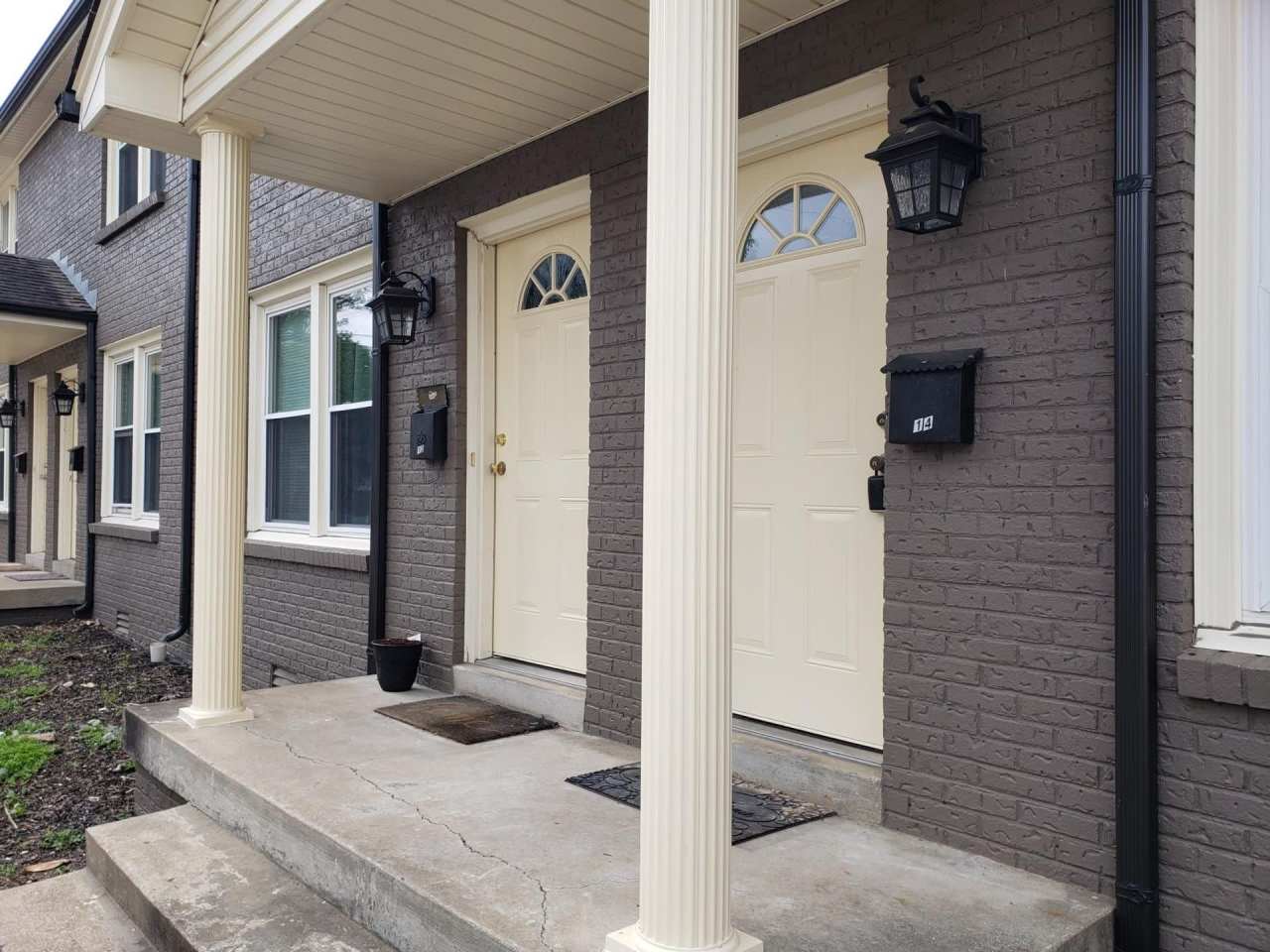 FULLY REMODELED! 2 Bed/1.5 Bath Townhouse! Water/Garbage Included! Walk to APSU!