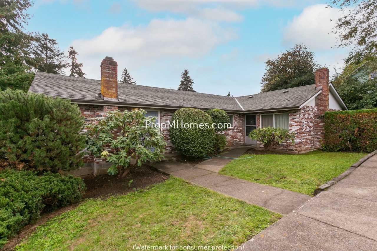 Spacious Two Bedroom Duplex in Oregon City - Parking Included!