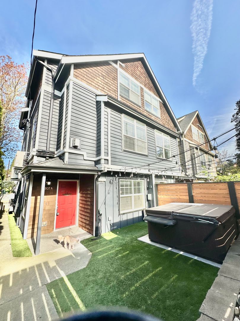 Modern 3 bedroom, 2.5 bathroom Townhome in Mapleleaf!