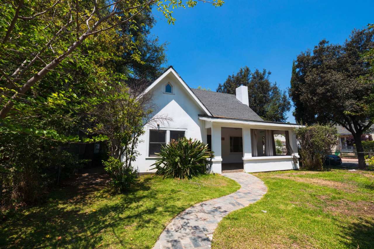 RARE English Country Home Available in the heart of Pasadena!!! Price Reduced!