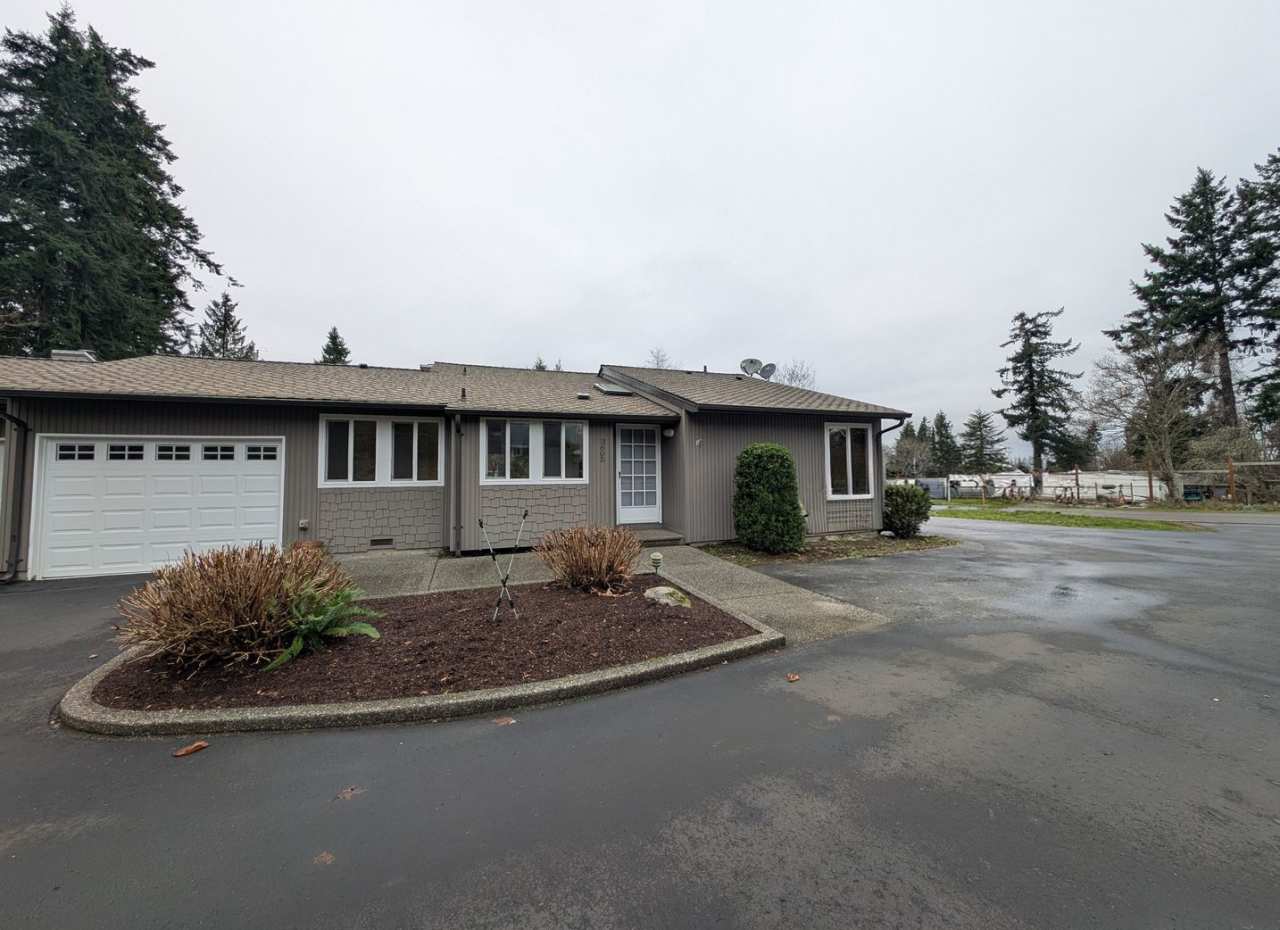 Hidden Gem in Southworth. Minutes from Waterfront  Ferry Terminal. Available NOW!