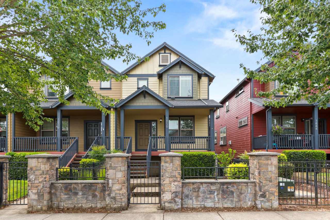 Available NOW Hillsboro End Unit Townhome Minutes to Intel Jones Farm, Costco, Parks  More 1 Small Pet OK