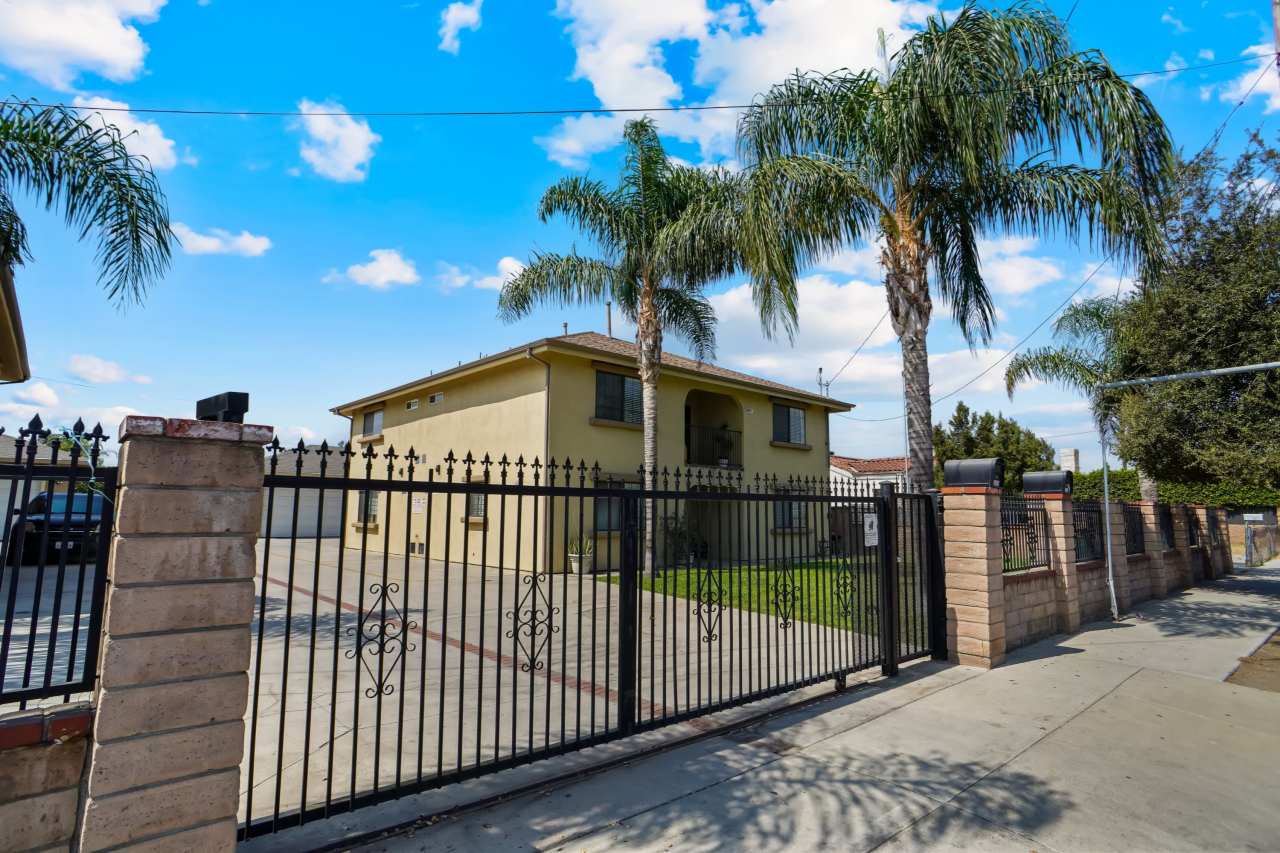 11817 1/2 Glenoaks Blvd