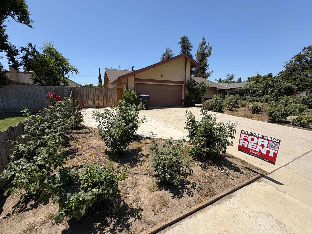 Spacious SE Visalia home Available Now!