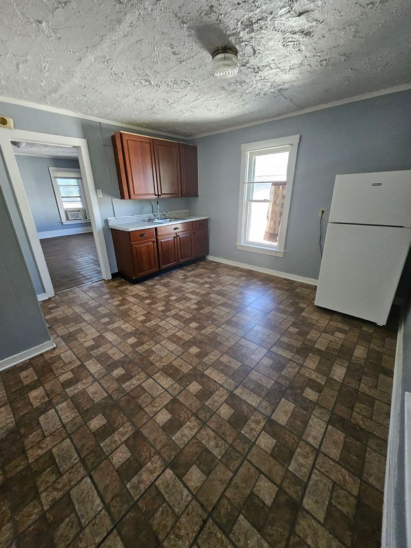 Upper 2 bedroom unit west side