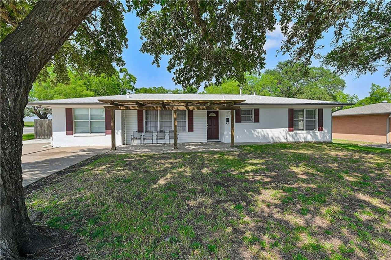 AUGUST PRE-LEASE!! 4 bed, 3 bath house on HUGE lot walking distance to Texas A!