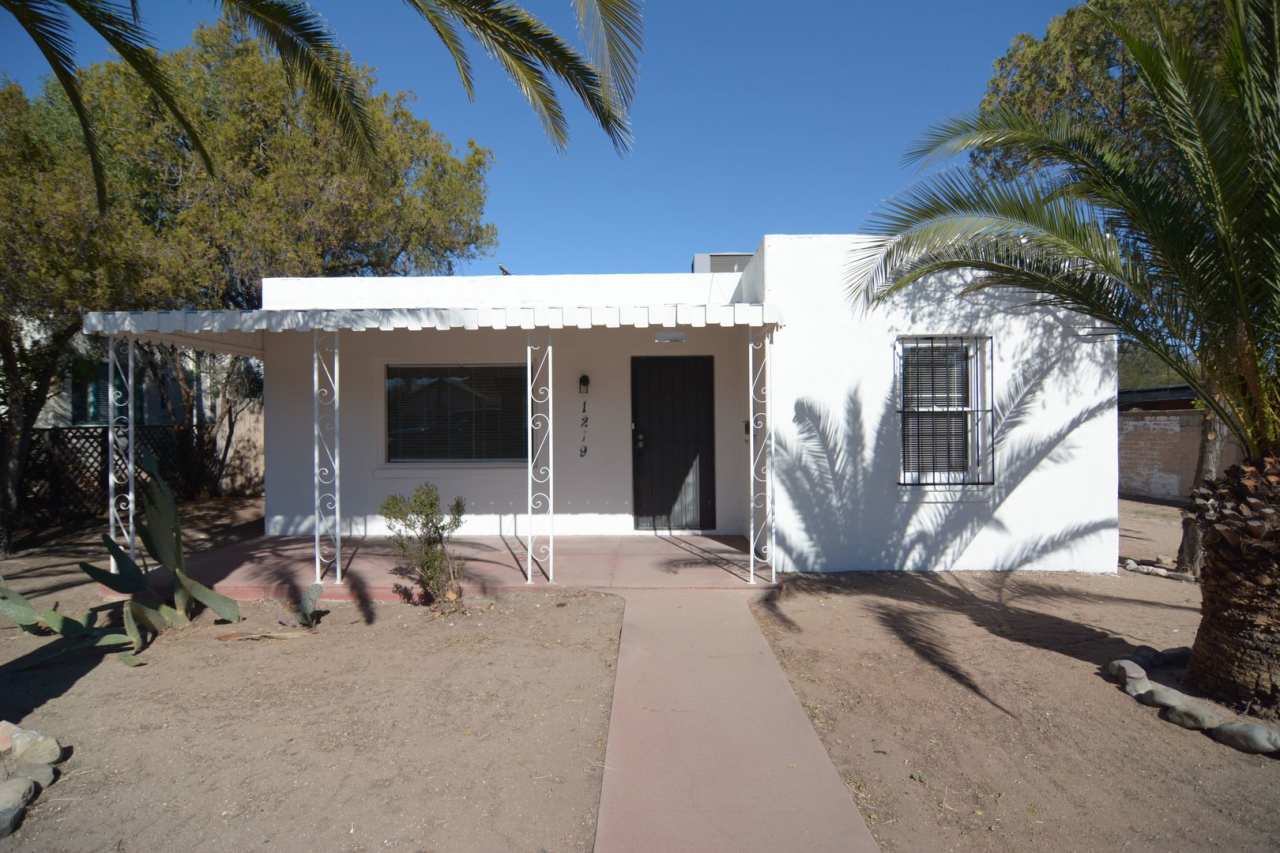 Charming 2 Bedroom 1 Bath Home! Close to the UofA!