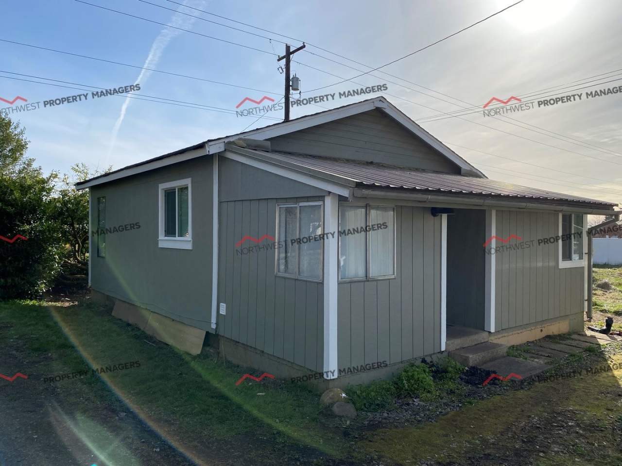 STATUS: *AVAILABLE* | R258C | $1495.00 a month + $100.00 flat rate utility surcharge for (W/S)