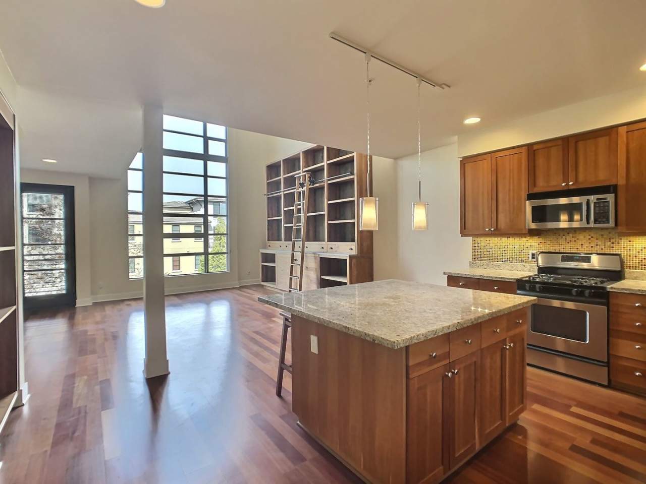 BRIGHT, SPACIOUS 1BD/1.5BA LOFT IN JAPANTOWN - DOWNTOWN SAN JOSE