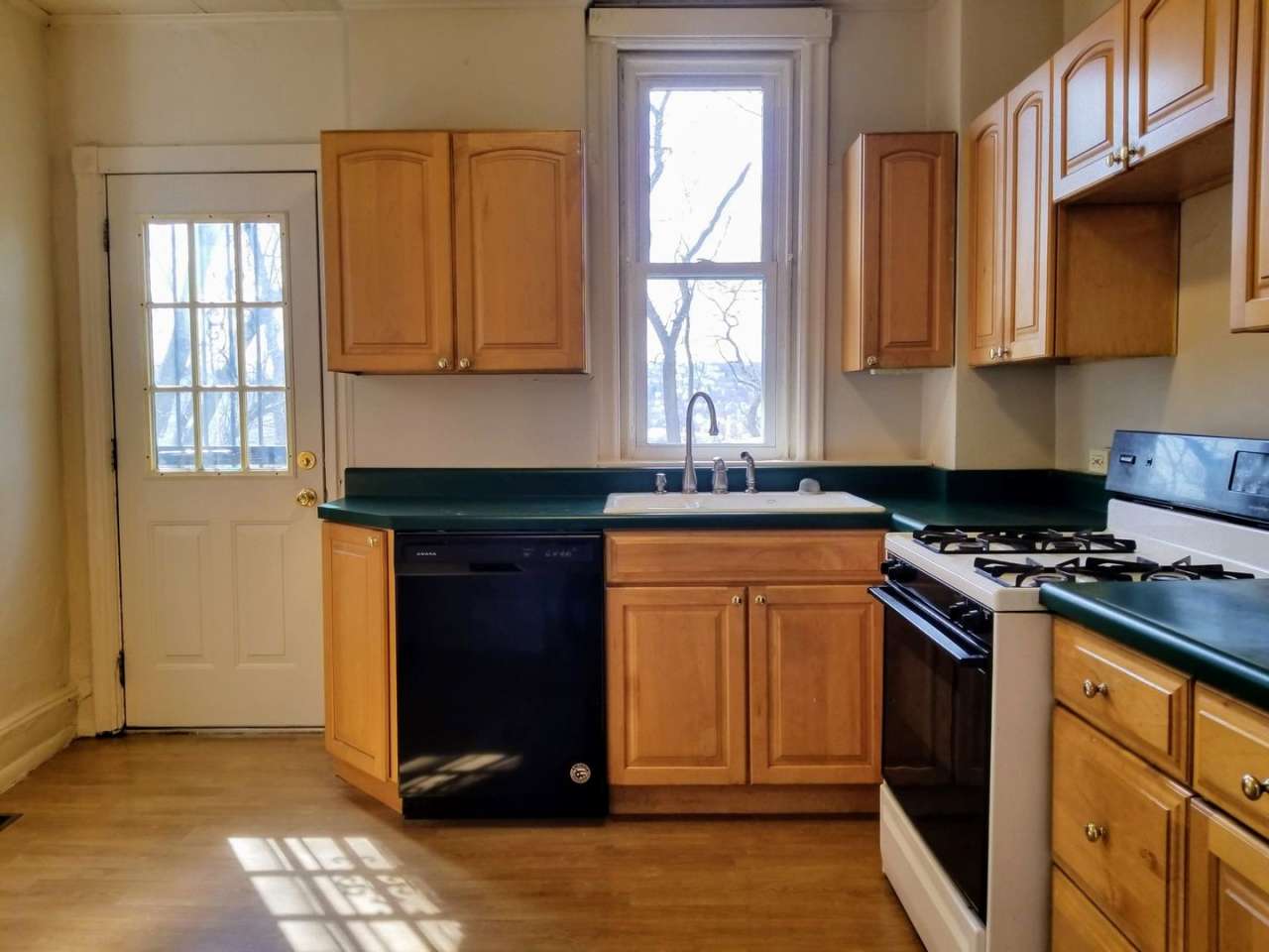 Spacious Three Bedroom in Oakland! Decorative Fireplaces  Lots Of Natural Light! Call Today!