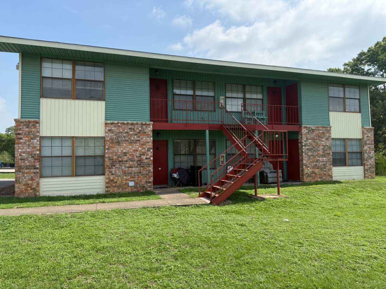 2 Bedroom 1 Bathroom Unit in Quiet Fourplex!