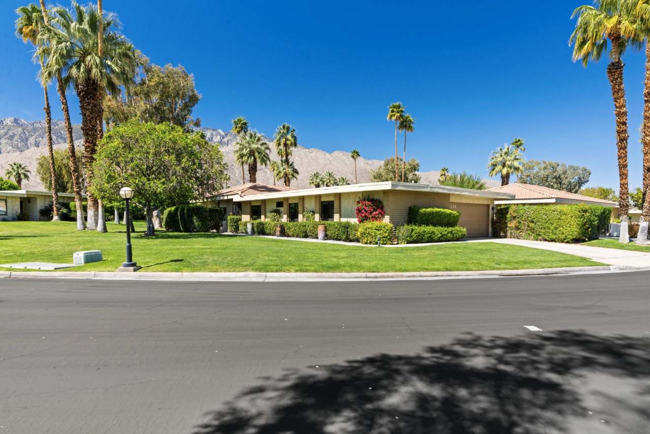 1143 W Oakcrest Drive