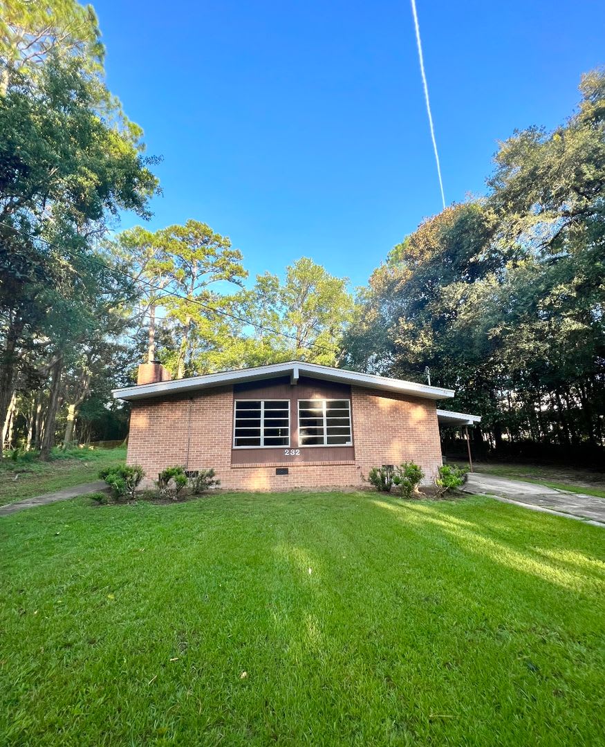 4 Bedroom House with Huge Yard