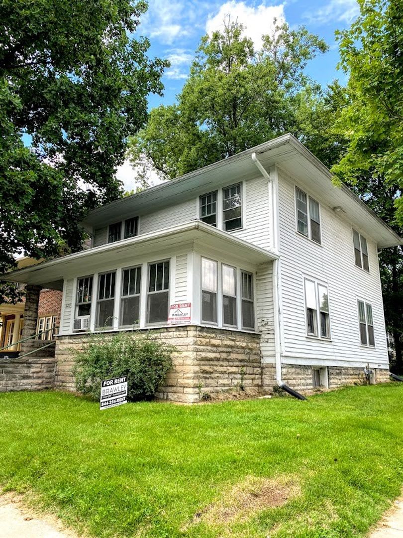 *Available August 2027!* 5 bedroom house downtown!! Recently Renovated!