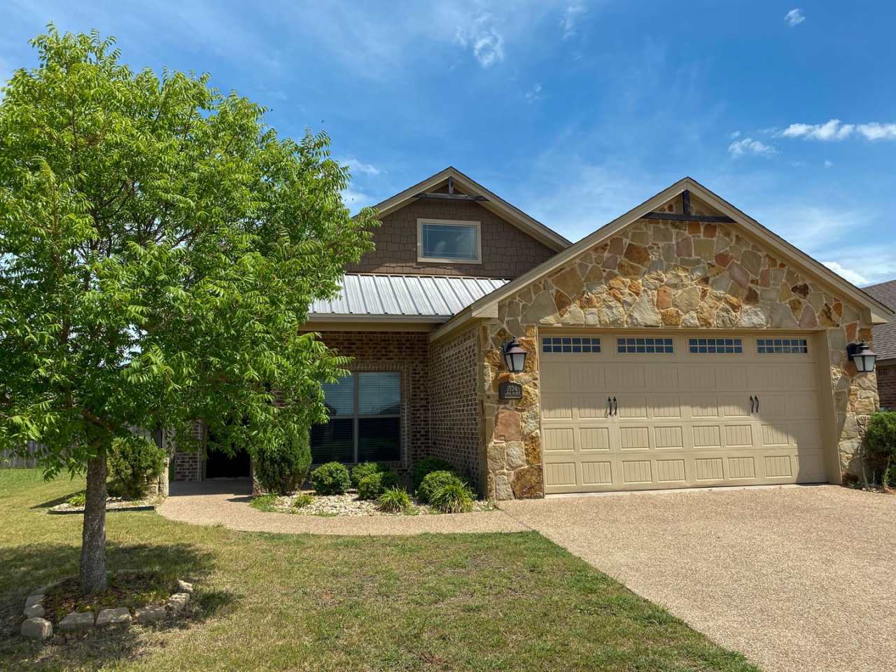 4 Bedroom Single Famly Home Available Now!