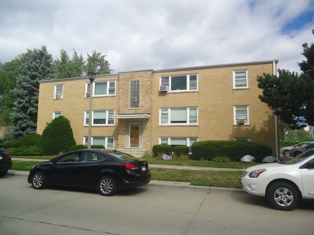 4950 Greenwood Street unit: 3E