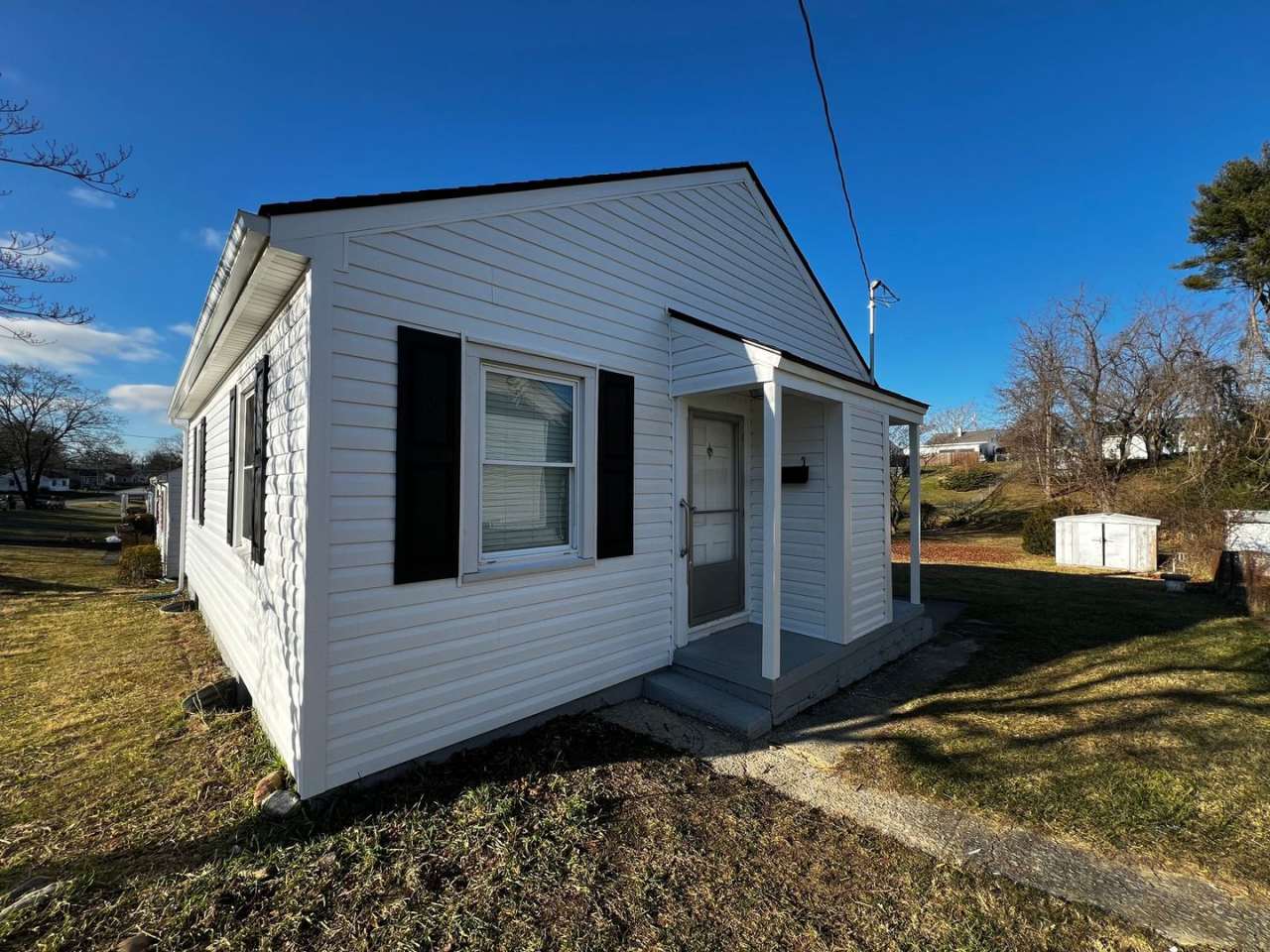 Radford, 2 BR / 1 BA, Available 2/20/26