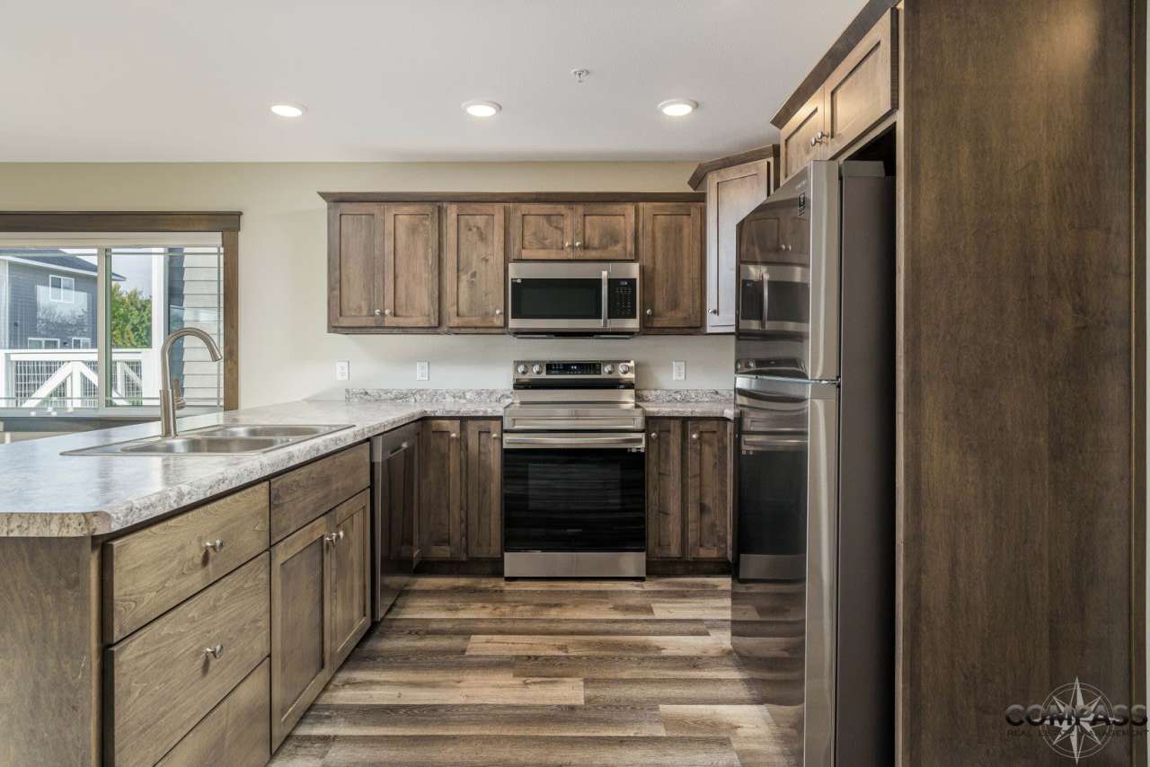 MODERN TOWN HOMES WITH IN-UNIT LAUNDRY