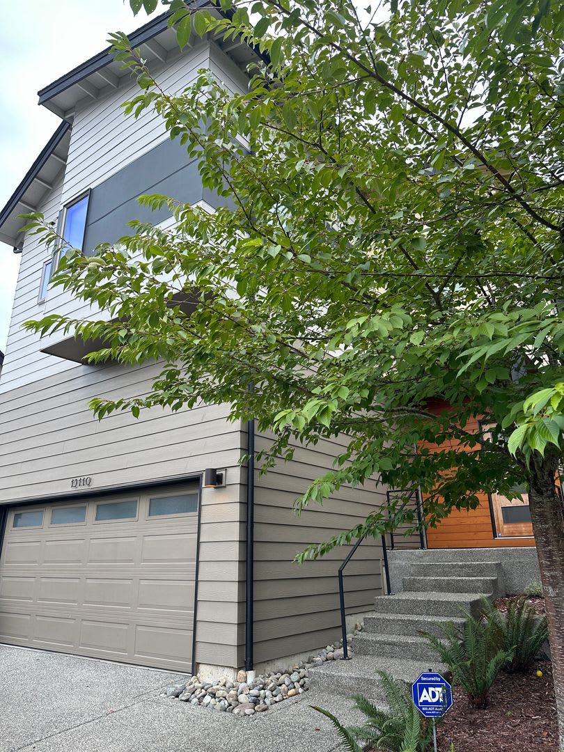 Gorgeous Modern 3 bdrm Kent!