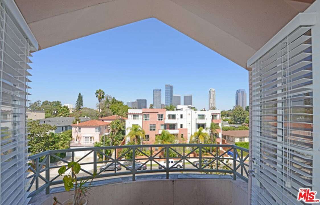 2015 S Beverly Glen Blvd