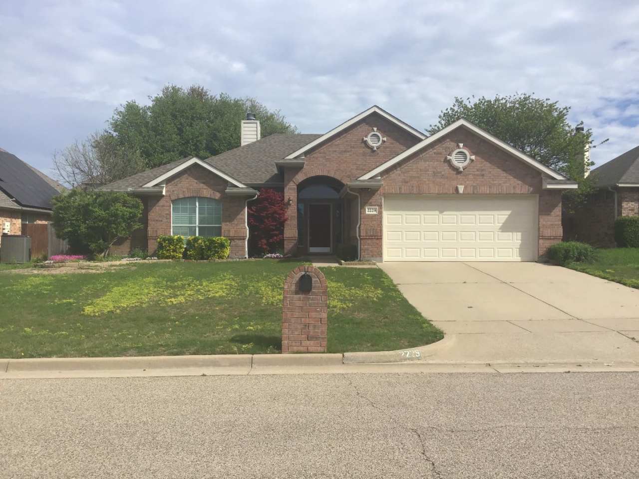 Home for the Holidays 4/2/2 with Fireplace - Wonderful YARD - Community Pool