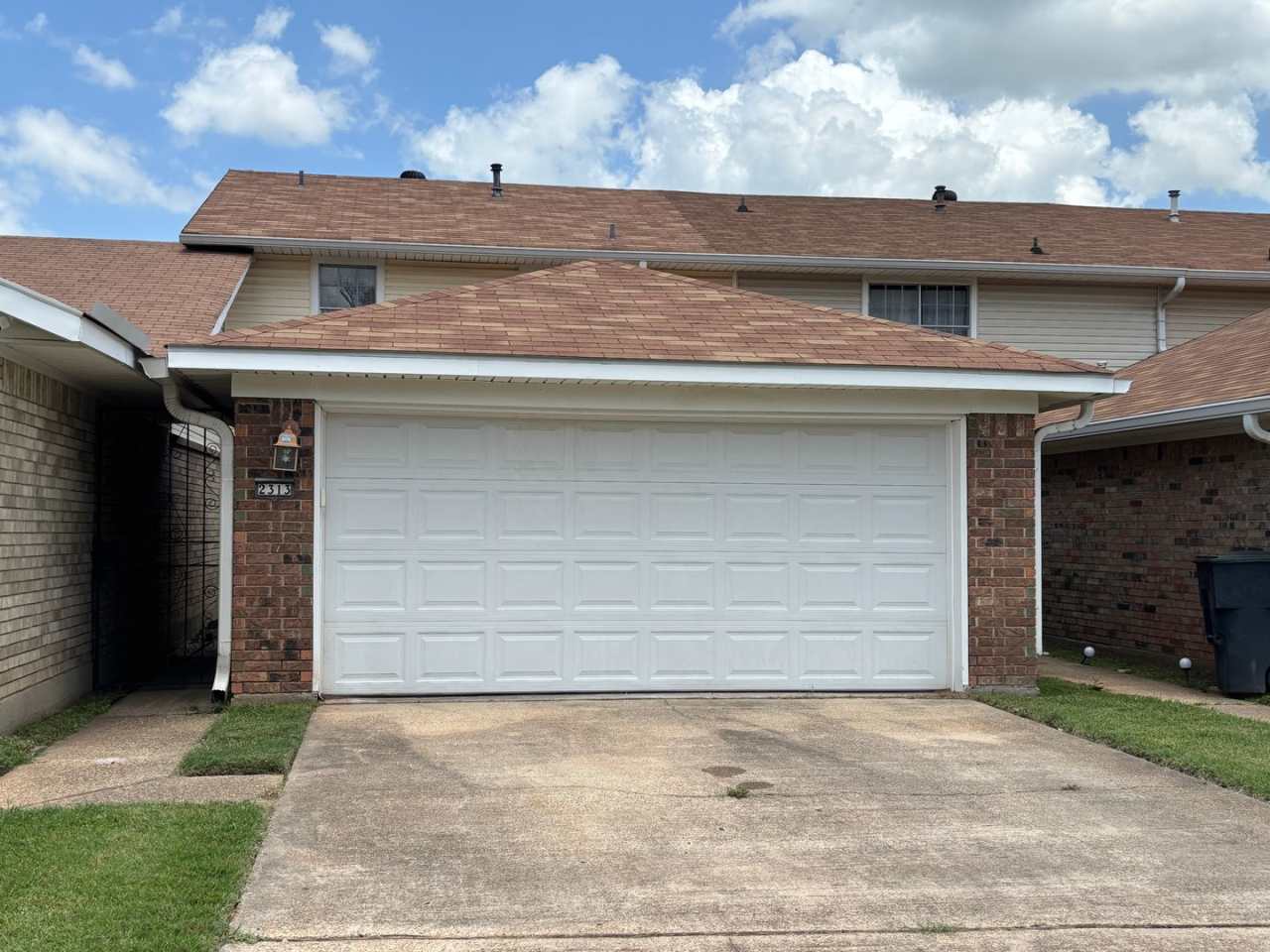 MOVE IN READY! SPACIOUS TOWNHOME IN BOSSIER CITY