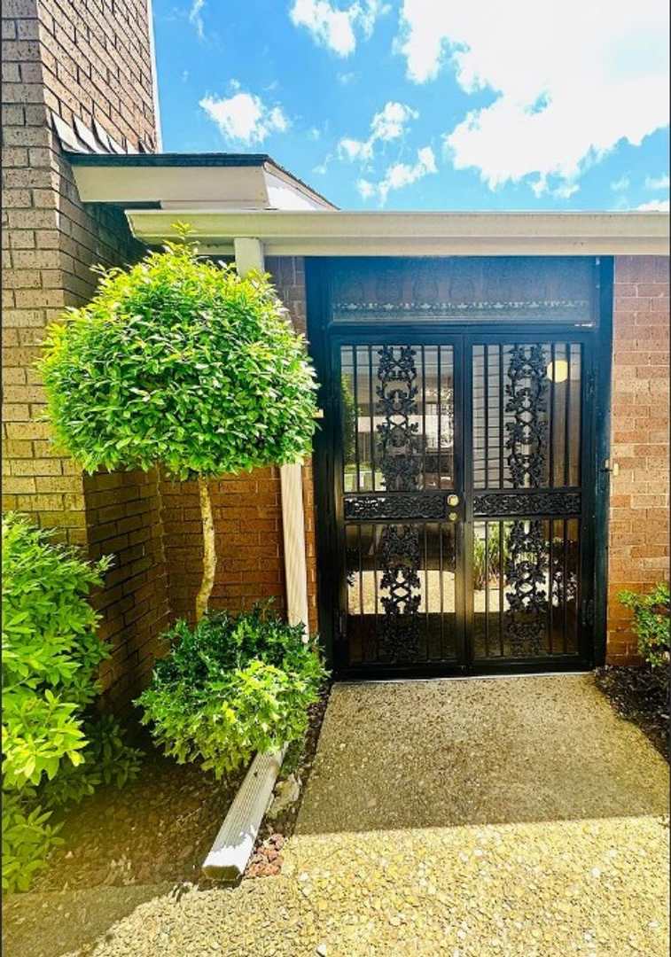 Spacious 2 Bed / 2 Bath Condo in Greenbriar Village