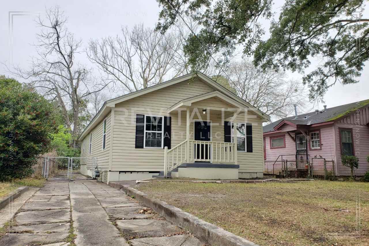 Beautiful Renovated 4 Bedroom/2 Bathroom Home in Mobile!!