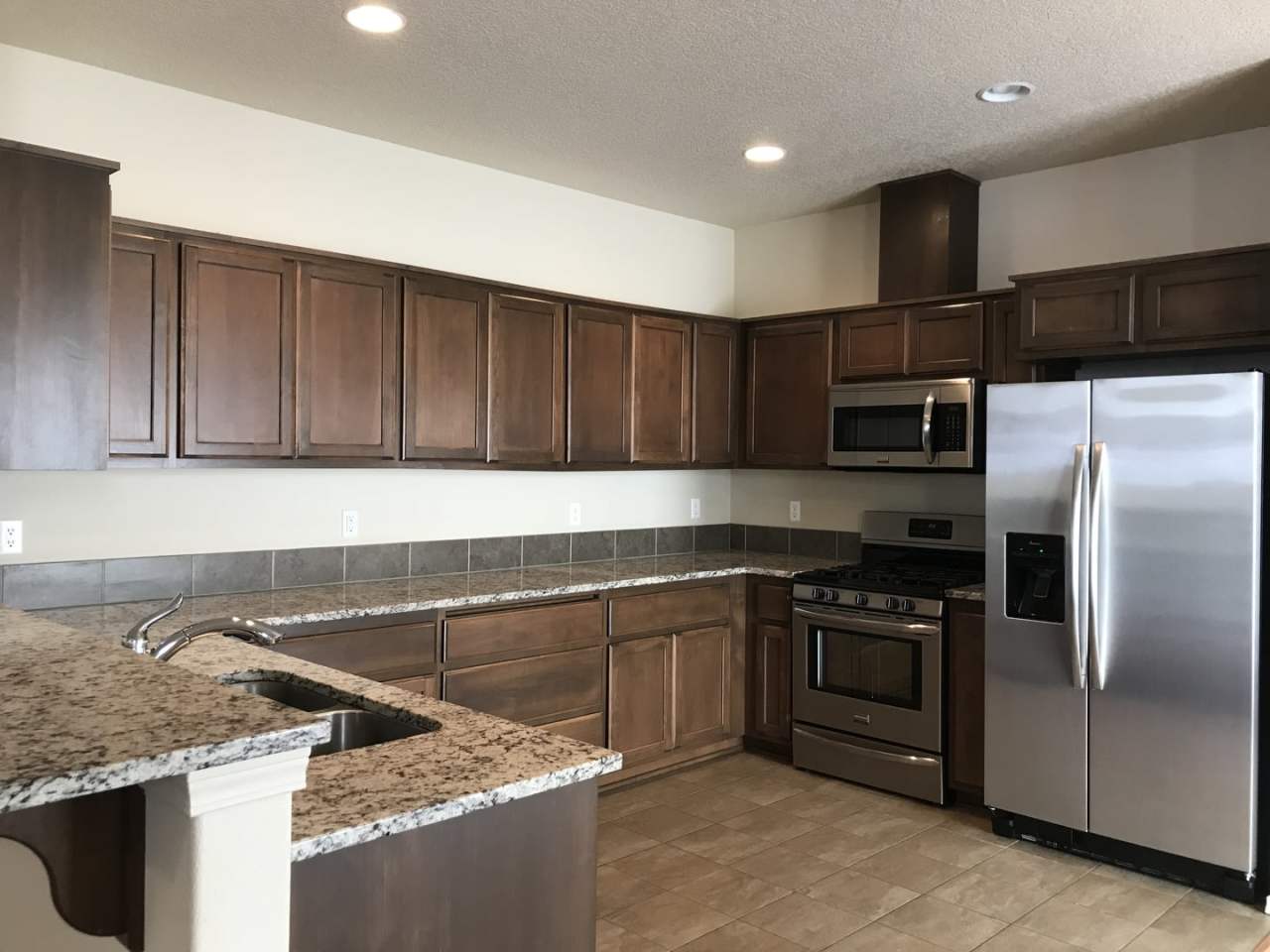 ONE MONTH FREE OF RENT!! Well Maintained, High Ceilings, Bonus Room, Great Location!