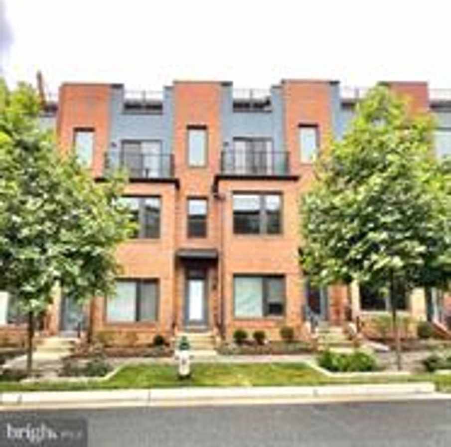 BEAUTIFUL TOWNHOME AT SHADY GROVE METRO
