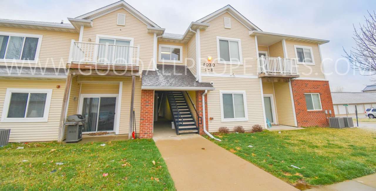 2 bedrooms and 2 bathrooms in Johnston!! Check out this ground-level condo!!!