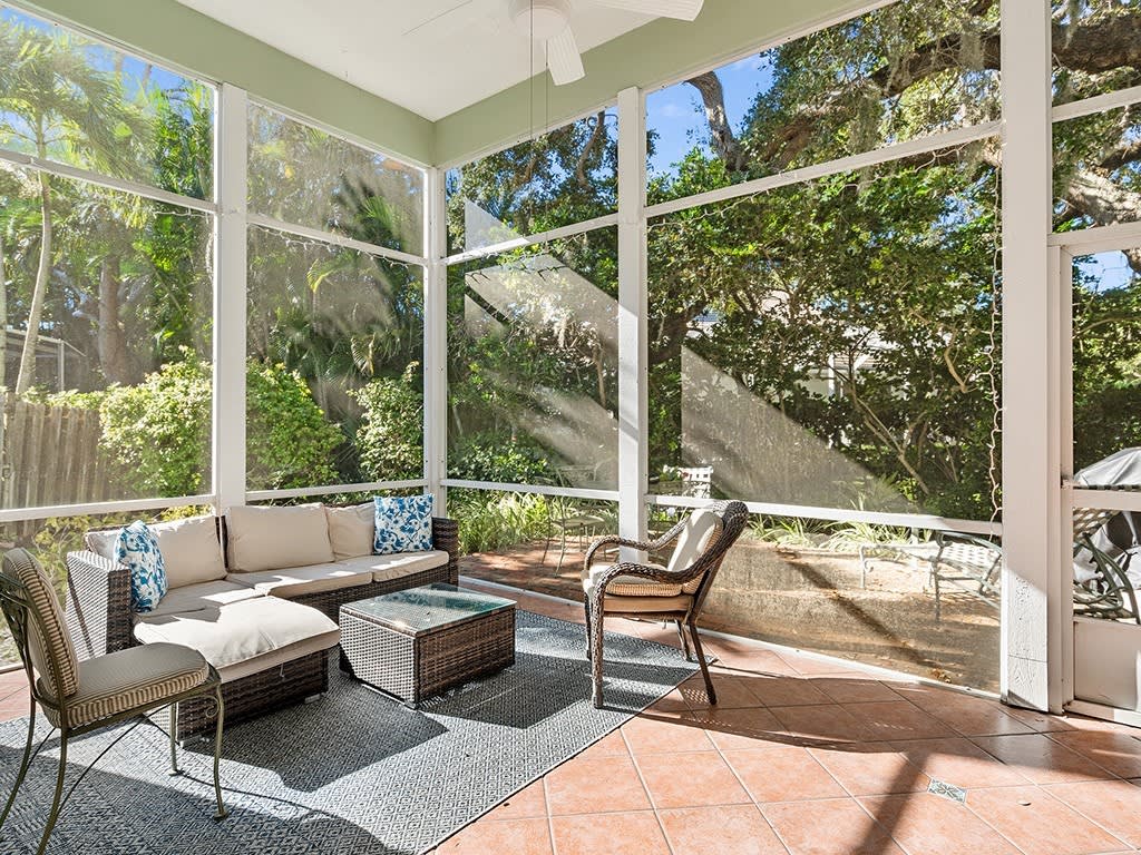 8829 Lakeside Circle