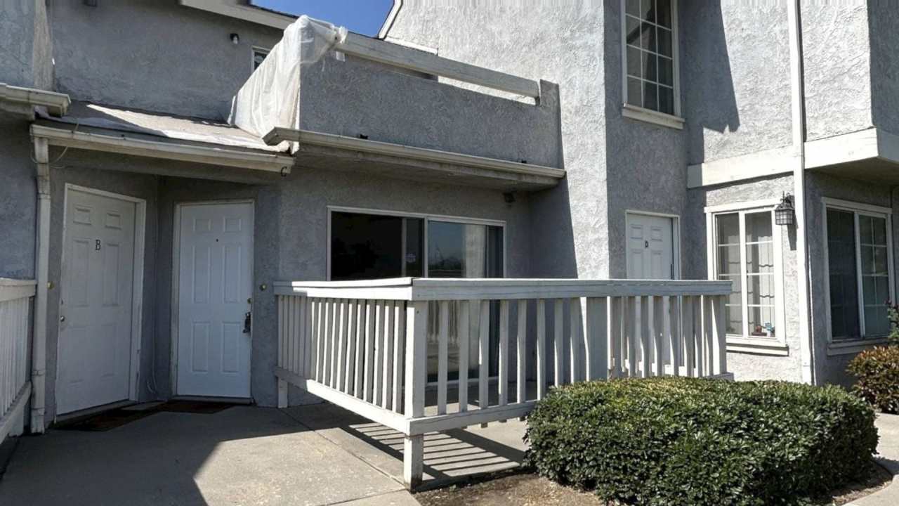 Cozy 2 Bedroom 2.5 Bathroom Townhome in Rialto Available Now!