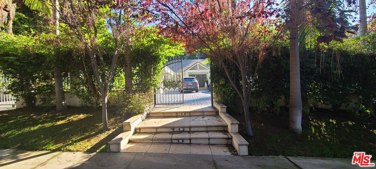 1258 1258 A Coldwater Canyon Dr