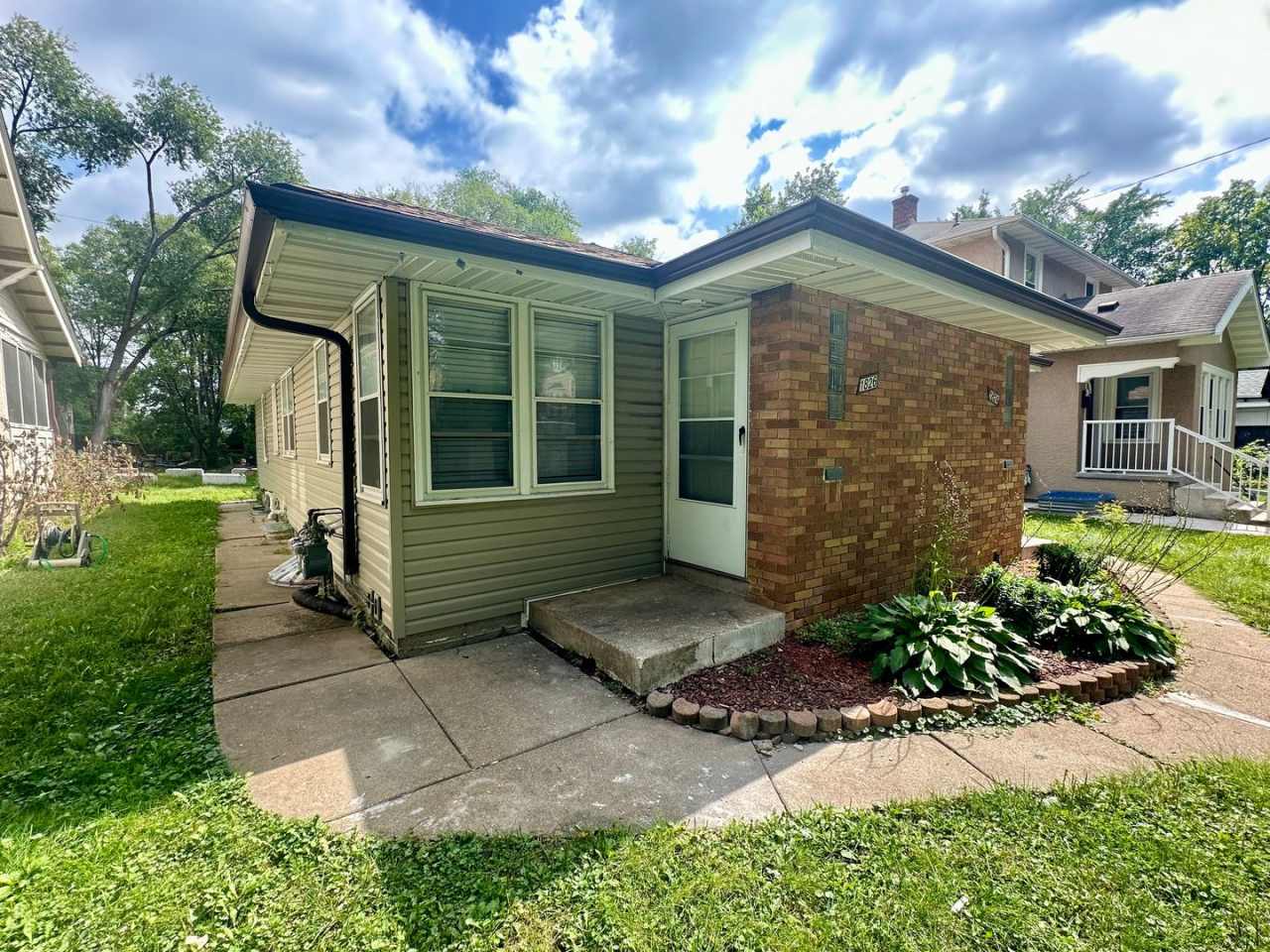 Large 1 bedroom side by side w/ LOTS Of UPGRADES!!