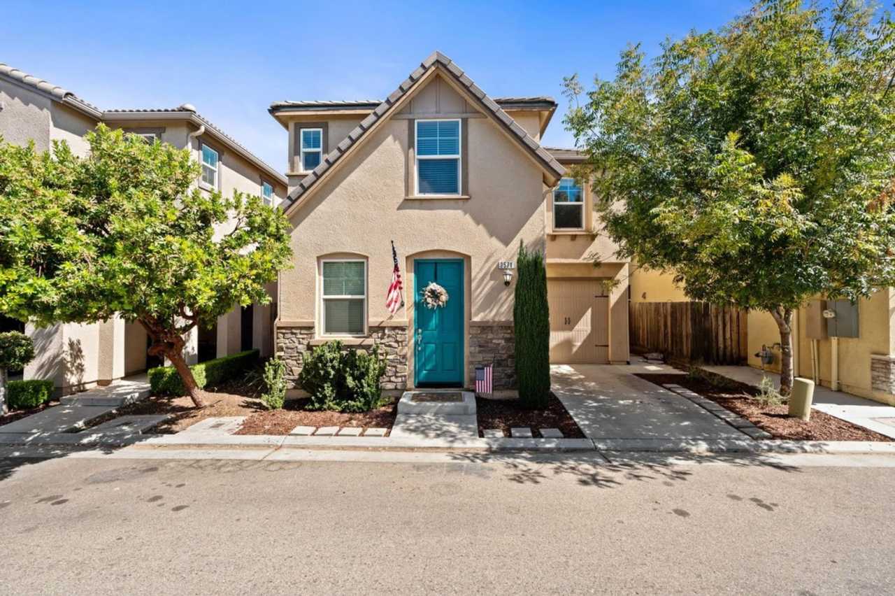 $2,090 Barstow  De Wolf, 3 Bedroom House - Generosity Way, Clovis / Energy Efficient + Community Pool