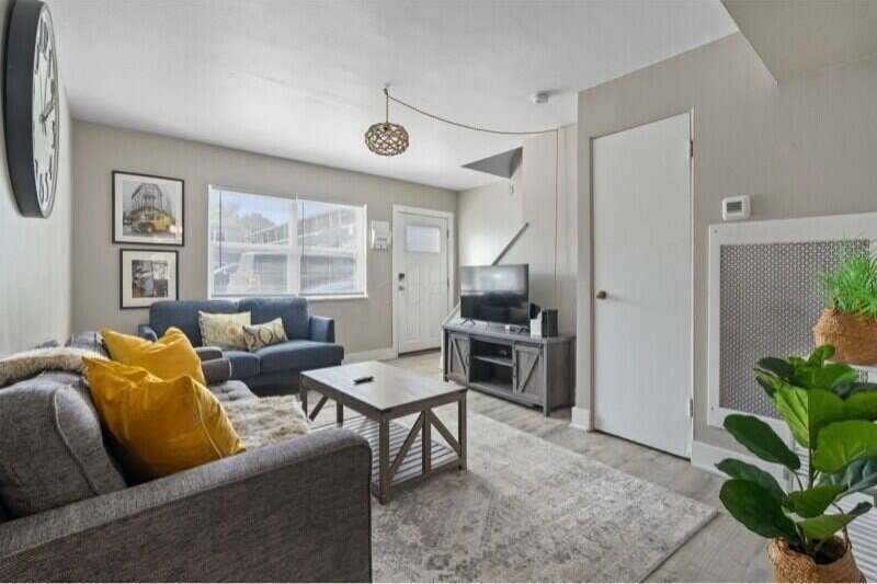 464 E Norwich Avenue unit: 464 D