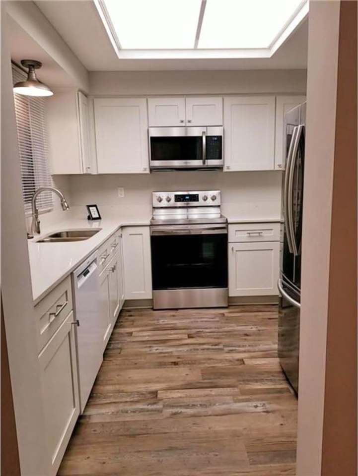 Awesome golden valley townhouse with 2 beds and 2.5 baths available 6/1/2024!