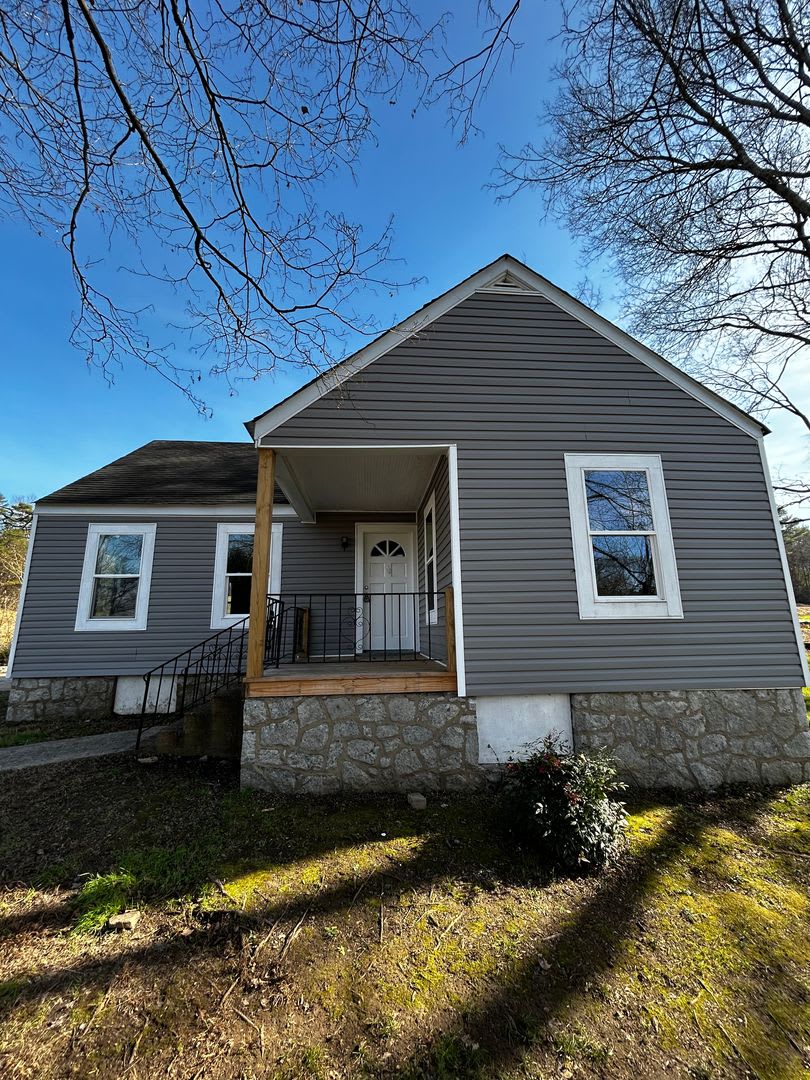 charming 3-bedroom, 2-bathroom haven nestled in the heart of Ringgold, GA