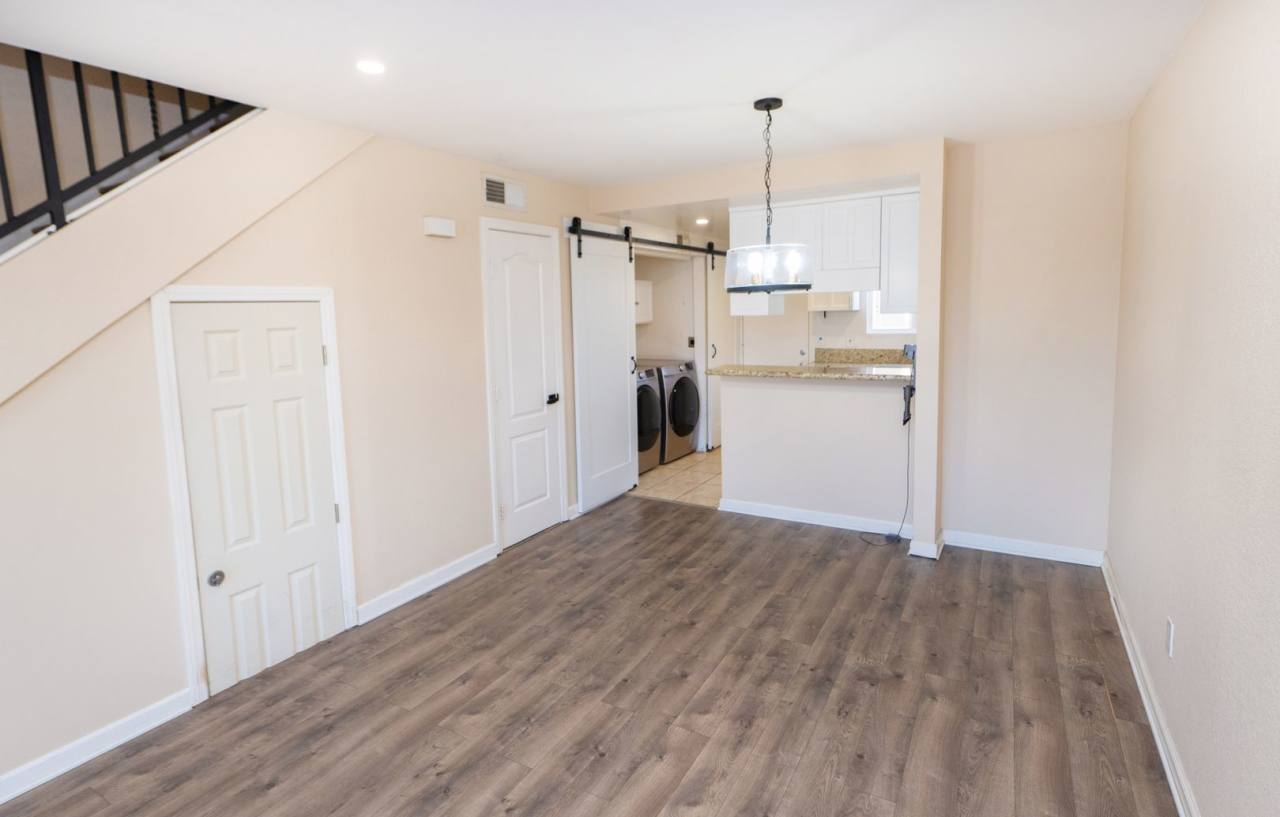 2 Bedroom 1.5 Bath Available Now in El Cajon! AC/OFF STREET PARKING/IN UNIT LAUNDRY